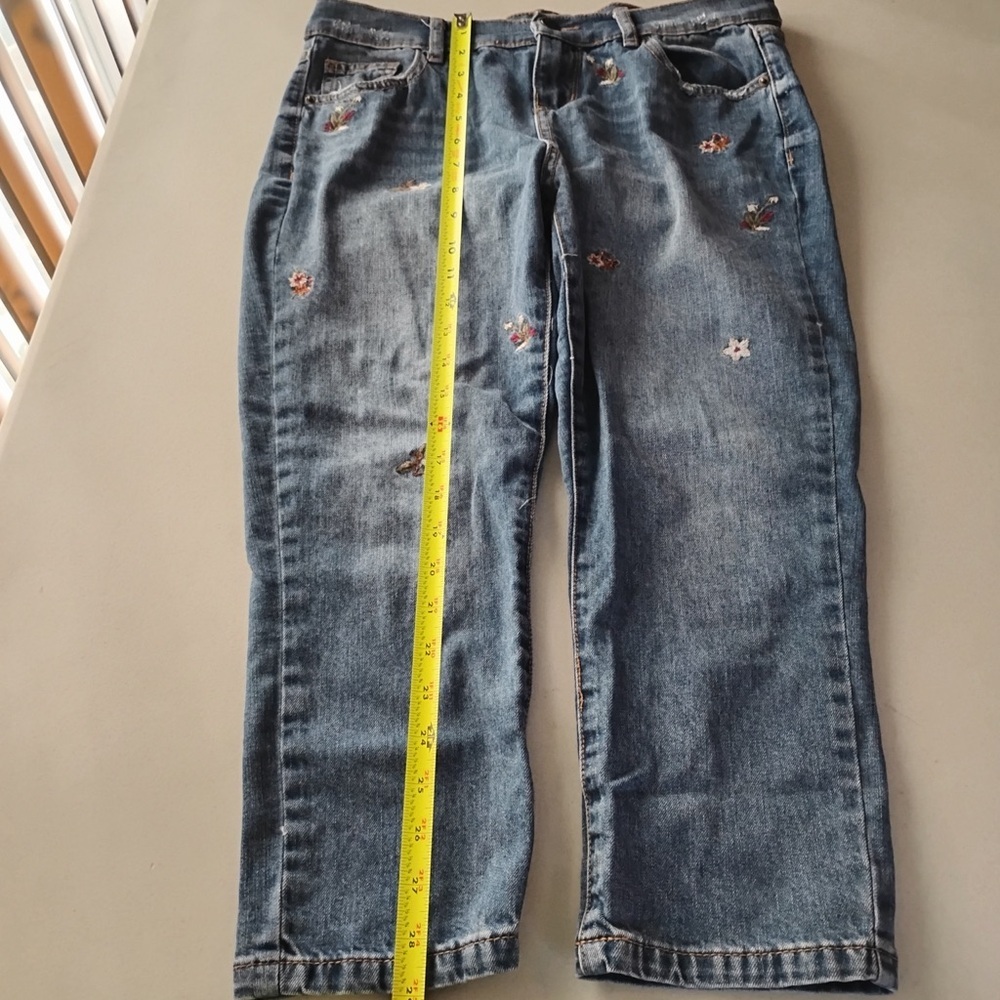 SOHO Embroidered Cropped Jeans – Size 6 – Floral Detail - Picture 8 of 9